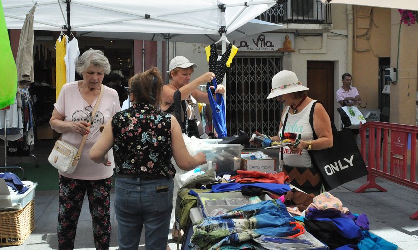 Imatge de la Fira Outlet que es va muntar, ahir, a la plaça de la Vila