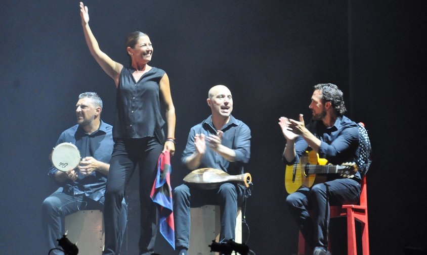 Imatge de l'inici de l'espectacle "Sombras" de Sara Baras, ahir a la nit, al parc del Pinaret