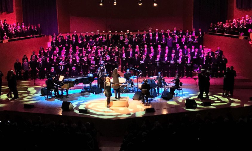 Un moment del concert conjunt de diferents corals a l'Auditori de Barcelona