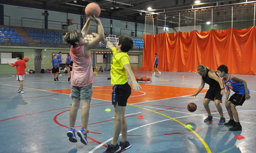 Imatge d'una de les sessions d'entrenament del campus de bàsquet al Palau Municipal d'Esports