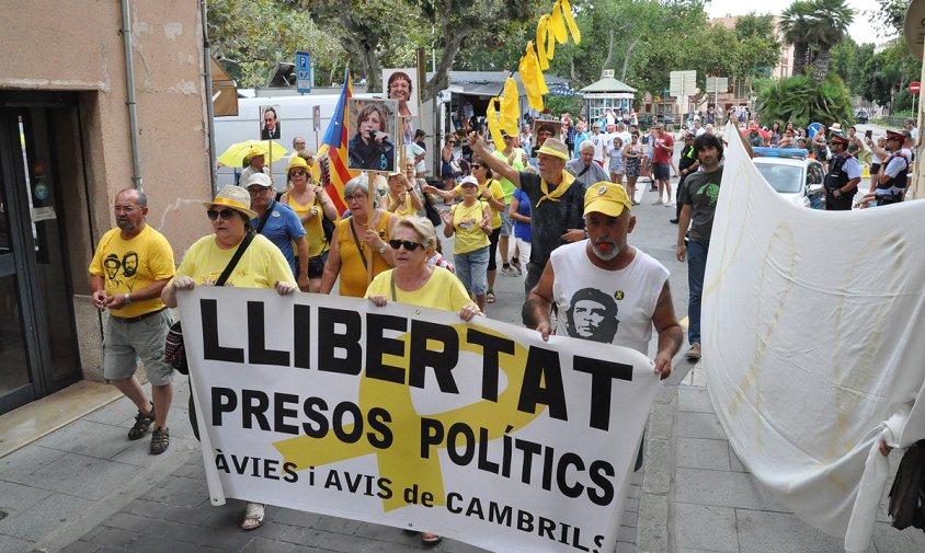 La manifestació dels Avis i Àvies, ahir, a la cruïlla del passeig d'Albert amb el carrer de l'Hospital