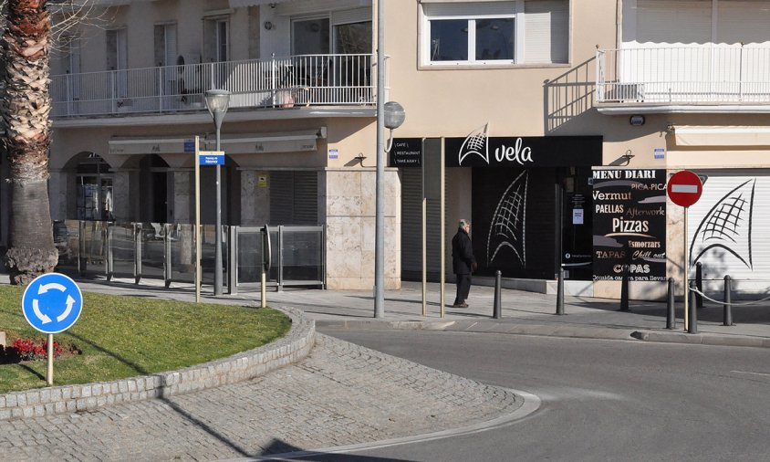 El sofà estava en una terrassa d'un bar de la cantonada del carrer Robert Gerhard amb el passeig de Miramar