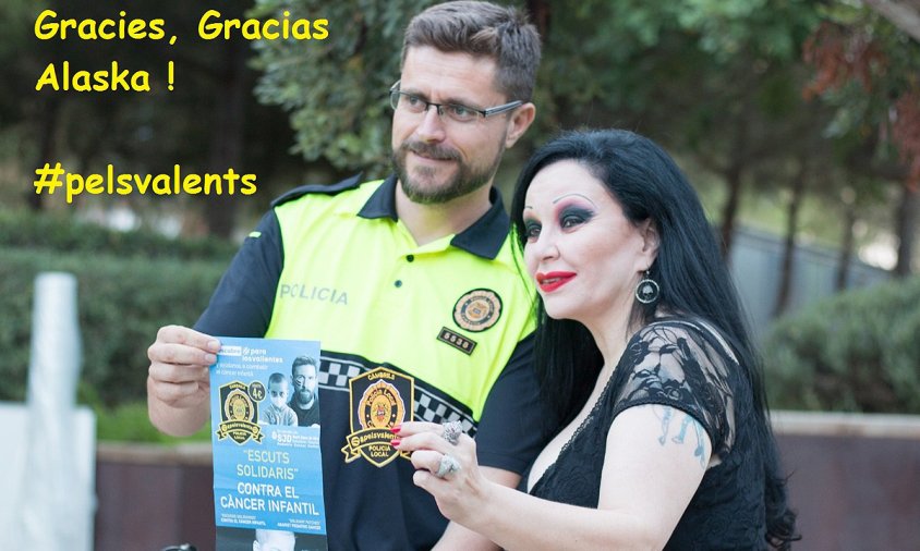 La cantant Alaska amb un agent de la Policia Local i l'escut solidari de la campanya