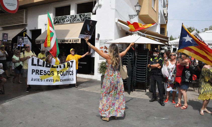 Una dona amb un cartell i una bandera espanyola es va col·locar davant la capçalera de la manifestació dels Avis i Àvies