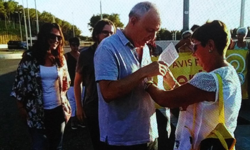 Els Avis i Àvies de Cambrils van lliurar la carta que havien de llegir als familiars de Carme Forcadell