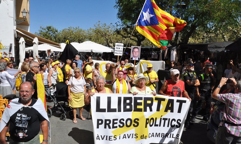 Els Avis i Àvies al pas per la cruïlla del carrer de Gimbernat amb el passeig d'Albert, avui sense presència unionista