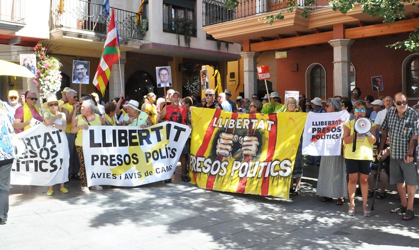 Cartells i pancartes a la manifestació d'avui dels Avis i Àvies