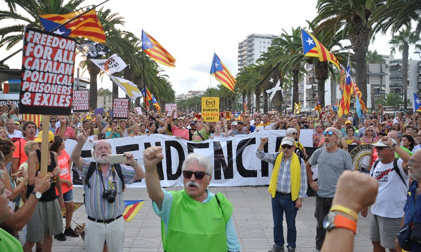 Manifestants a la Passejada per la República, en el tram final del recorregut