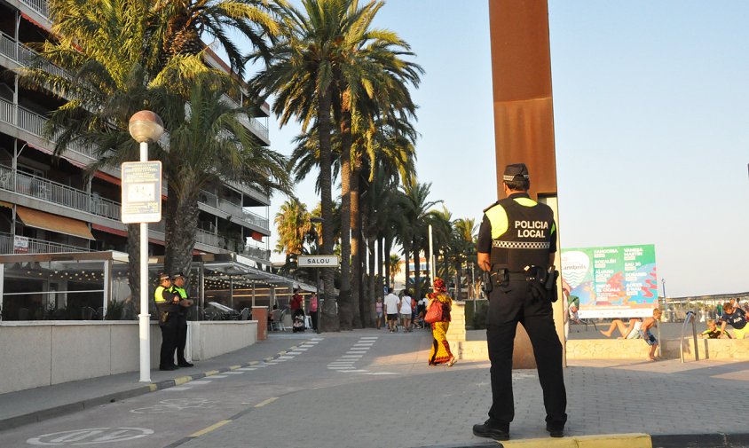 Agents de la Policia Local, ahir al vespre, al passeig litoral del Cap de Sant Pere