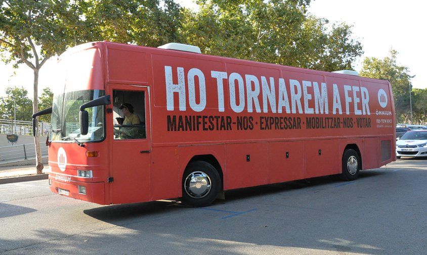 El bus de la campanya d'Òmnium, aquest passat divendres a la tarda, al pàrquing del parc del Pescador