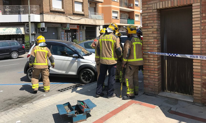 Bombers actuant al lloc de l'escapament de gas, aquest passat dissabte al migdia