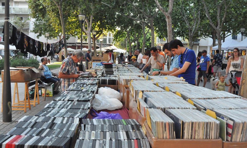 Aspecte de la Fira del Disc, a la plaça de Mossèn Joan Batalla, el passat dissabte a la tarda