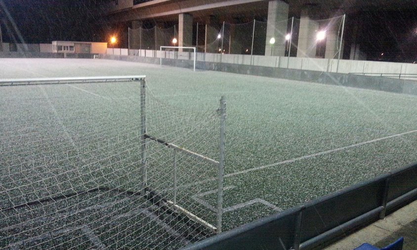 Un dels camps de futbol amb neu, ahir al vespre