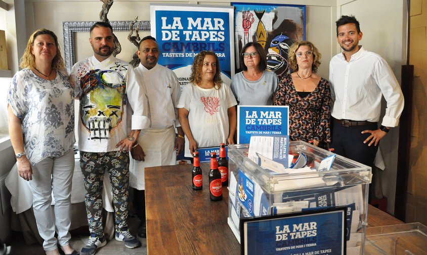 Autoritats i guanyadors de La Mar de Tapes, ahir, en el lliurament de premis de l'edició d'enguany