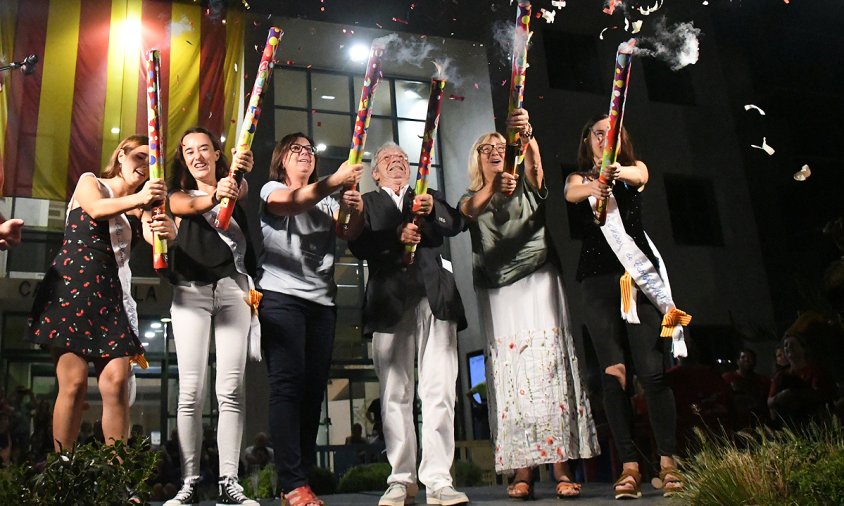 L'alcaldessa Camí Mendoza; el pregoner, Joan Pera, la regidora de Cultura, Cinta Ballesté i la pubilla i damissel·les, ahir, al pregó de la Festa Major
