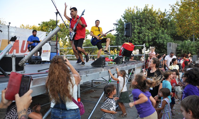 El grup animació Ambauka va animar la canalla, ahir, al parc del Pinaret