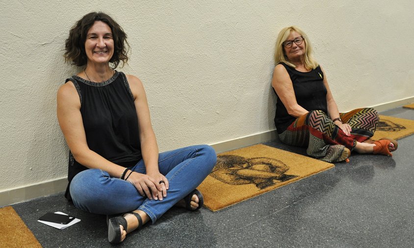 Rosa Mata i la regidora de Cultura Cinta Ballesté, en un racó de l'exposició