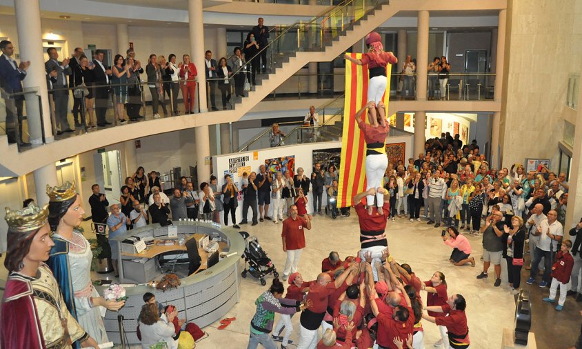 Els Xiquets de Cambrils van carregar un pilar de quatre al vestíbul de l'Ajuntament