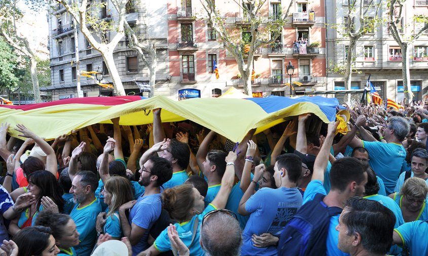 Pas de l'estelada gegant pel mig de la Gran Via, en un moment de la manifestació de la Diada d'ahir