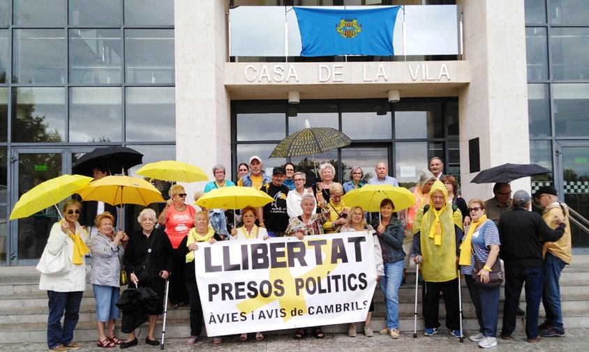 Els Avis i Àvies, aquest passat dimarts, davant les portes de la Casa de la Vila