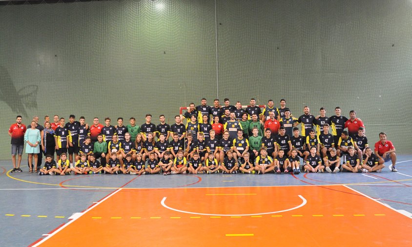 Foto de grup de tots els equips i tècnics del Club Handbol Cambrils