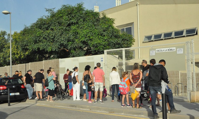 Imatge d'una de les entrades de l'escola La Bòbila, aquest matí