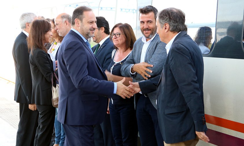 Imatge del ministre de Foment en funcions, José Luis Ábalos, saludant els alcaldes de Cambrils, Mont-roig i Vandellòs abans de pujar al tren a l'estació del Camp de Tarragona