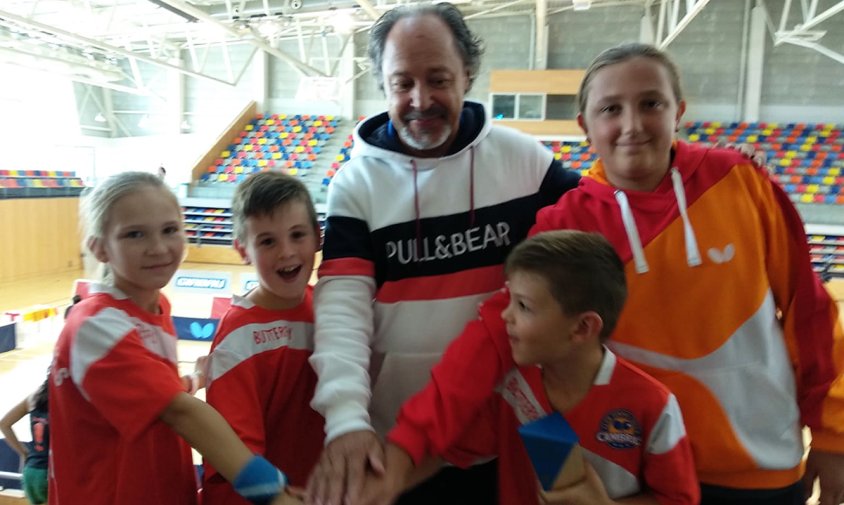 Renata Shypsha,Toni Sorní, Faust Sorní i Fiona Aimé amb l'entrenador del club, Miguel Ángel González