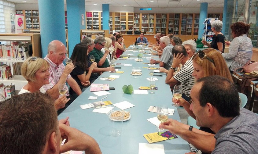 Un moment del tast de vins que va tenir lloc a la Biblioteca, el passat divendres