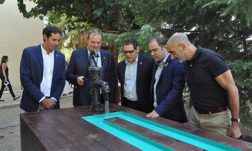 Un moment de la visita a la instal·lació sobre el cicle de l'aigua. D'esquerra a dreta: Quim Vicens, Joaquim Calatayud, Emili Giralt, Eduard Pellicer i Alfred Rodríguez Picó