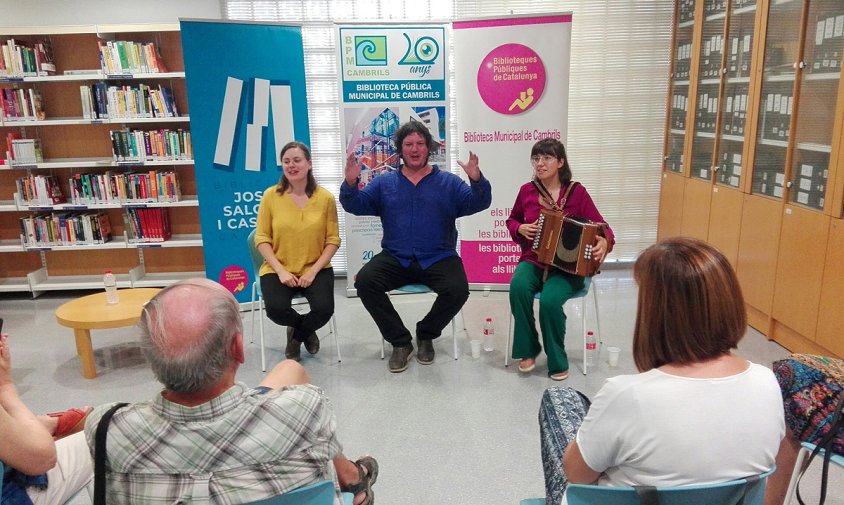 Un moment de les corrandes, ahir, a la biblioteca Josep Salceda Castells