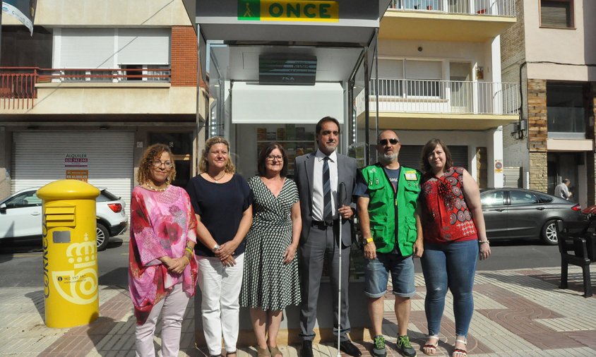 Presentació del nou model de quiosc de l'ONCE, aquest matí a la plaça d'Aragó. D'esquerra a dreta: Hèléne Arcelin, Marta Borràs, Camí Mendoza, Enric Botí, Josep Rovira i Arantxa Vallespí