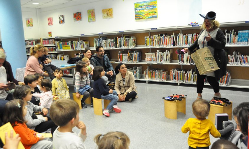 Imatge d'arxiu d'una sessió de contes a la Biblioteca