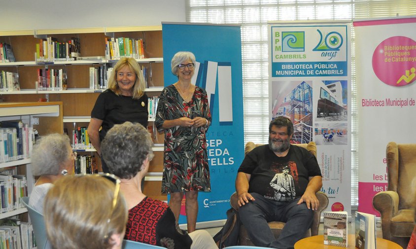Imatge de la tertúlia amb l'escriptor Sebastià Bennasar, ahir a la tarda, a la Biblioteca