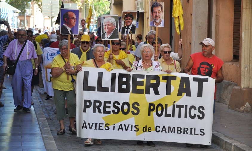 Ela Avis i Àvies al seu pas pel carrer de l'Hospital