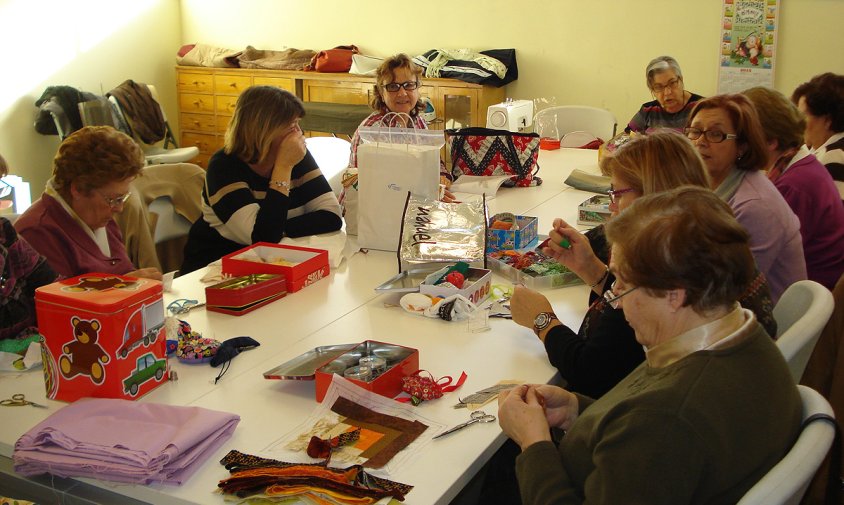 Imatge del taller de patchwork que s'imparteix al Casal de la gent gran