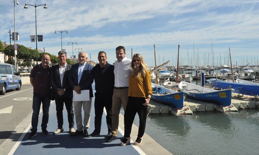 Visita de les autoritats, ahir al matí al moll, al costat de la plataforma on Vent d'Estrop hi té les barques. D'esquerra a dreta: Eloi Giménez, Lluís Abella, Joan Plana, Carles Anguera, Gerard Figueras i Natàlia Pleguezuelos