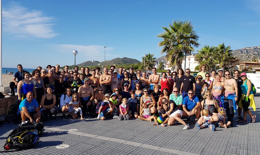 Foto de grup dels voluntaris que van participar a la neteja de platges