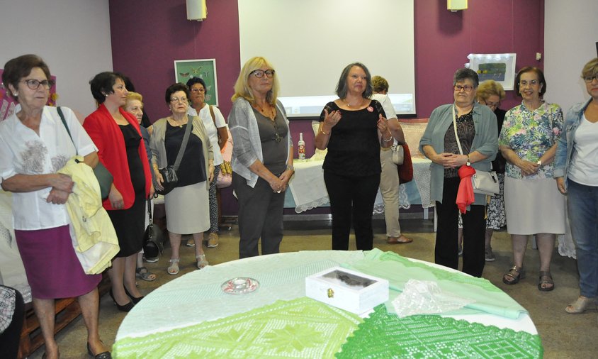 Un moment de l'acte d'inauguració de l'exposició, ahir al vespre, al centre cívic Les Basses