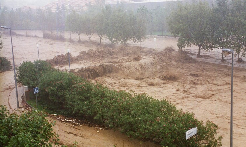 L'aigua de la rierada baixant a l'ample i sobrepassant el pont de davant el Pavelló