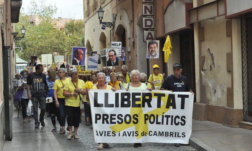 Pas de la marxa dels Avis i Àvies, ahir al matí, pel carrer de l'Hospital