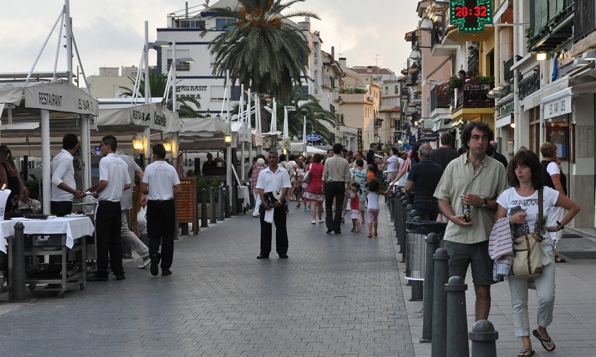 Imatge d'arxiu d'una zona de restauració de la façana marítima del port de Cambrils