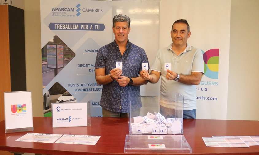 El regidor de Mobilitat, Lluís Abella, i el president de la Unió de Botiguers, Tomàs Sierra, van treure de l’urna les tres butlletes guanyadores del sorteig