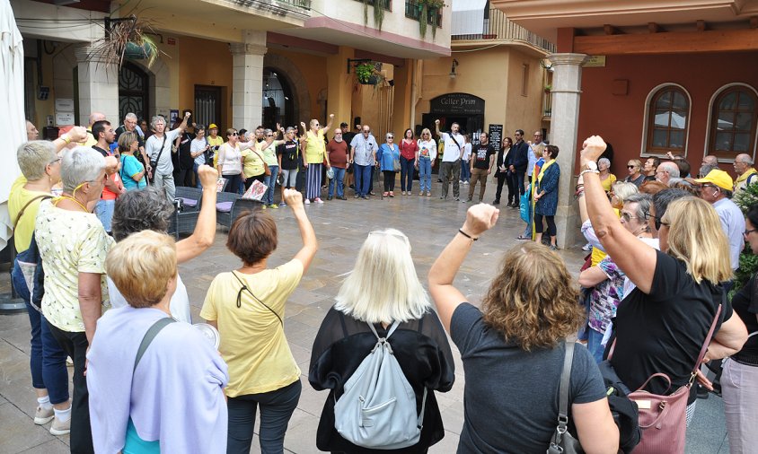 Un centenar de persones s'han aplegat a la plaça de la Vila després de conèixer-se la sentència