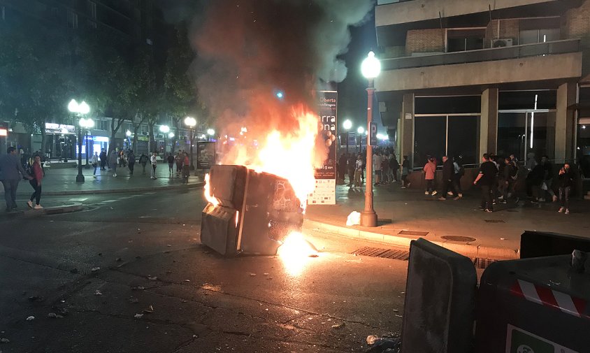 Contenidor cremat a la plaça Imperial Tarraco, durant la primera tongada d'aldarulls d'ahir a la nit