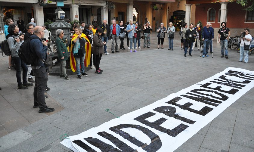 Unes cinquanta persones es van concentrar, ahir a la tarda, a la plaça de la Vila