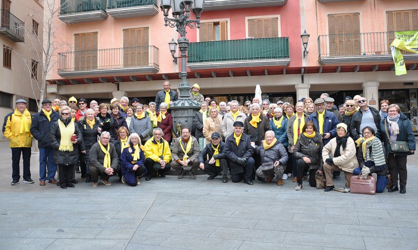 Foto de grup dels Avis i Àvies de Cambrils per la llibertat dels presos polítics, concentrats ahir a la plaça de la Vila