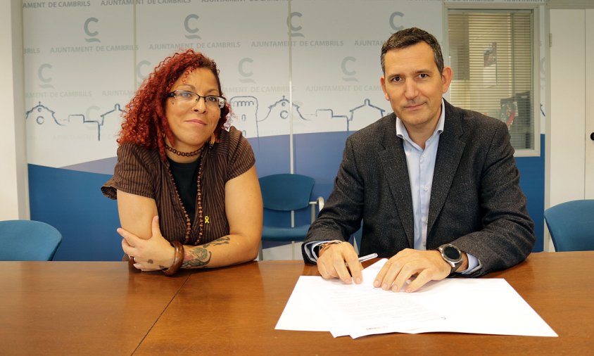 Signatura del conveni a càrrec de la regidora de Benestar Social Hèléne Arcelin i el director de Solcam, Marc Segura