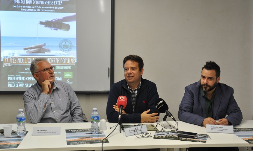 Pau Serra, president de la Cooperativa Agrícola; Oliver Klein, regidor de Promoció Econòmica, i Xavier Martí, representant de l'Associació d'Hoteleria, ahir, a la presentació de les Jornades Gastronòmiques amb Oli Nou