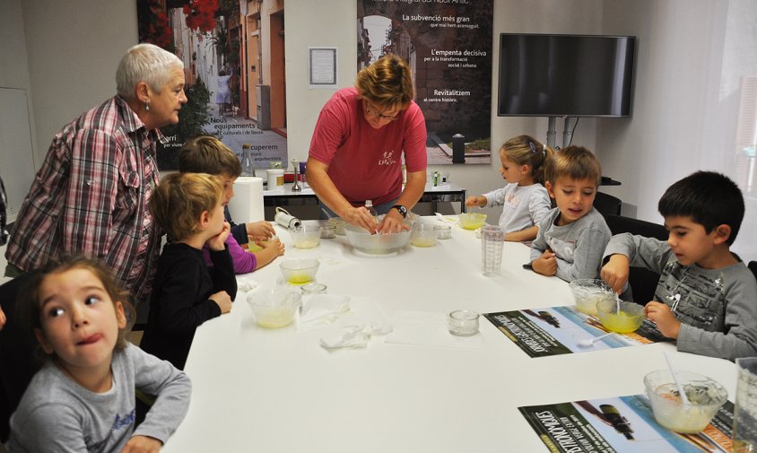 El taller per a fabricar una crema de mans amb oli d'oliva es va fer aquest passat dissabte al matí, a la torre del Llimó